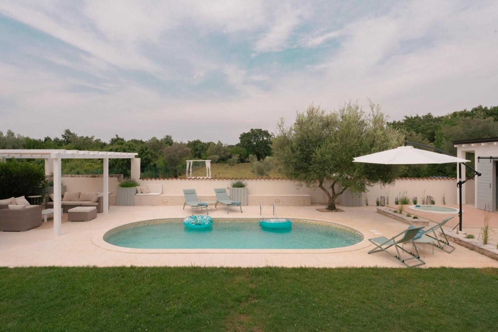 Luxury Villa In Istria - 9,000 Sqm Private Estate With Pool & Sauna, 15 Min To Sea, Near Fazana, 3 Bedrooms Juršići エクステリア 写真