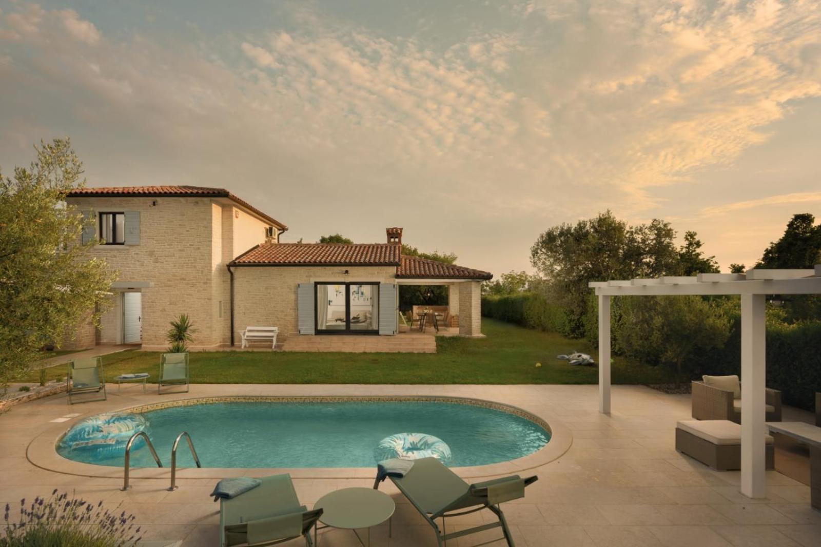 Luxury Villa In Istria - 9,000 Sqm Private Estate With Pool & Sauna, 15 Min To Sea, Near Fazana, 3 Bedrooms Juršići エクステリア 写真